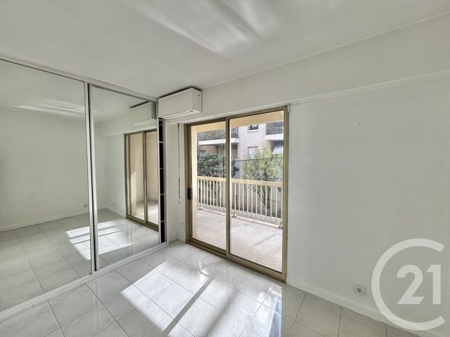Appartement F2 &agrave; louer - 2 pi&egrave;ces - 54,38 m2 - Menton - 06 - PROVENCE-ALPES-COTE-D-AZUR